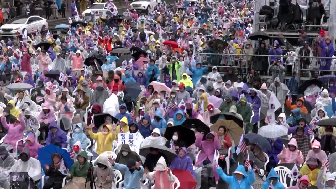 Thousands rally to support ousted South Korean President Yoon