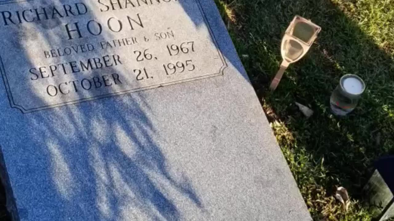 FAMOUS GRAVES - VOL. 447: SHANNON HOON
