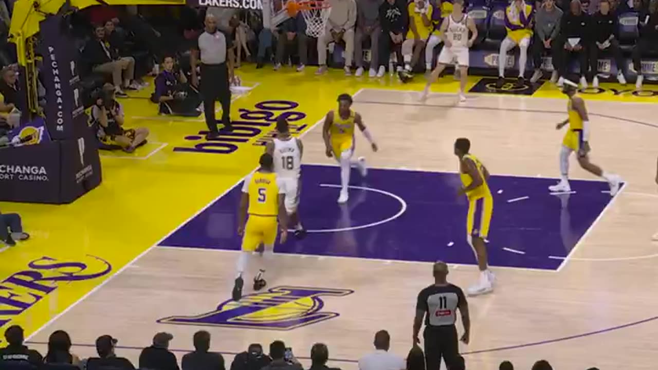 NBA - Kyle Kuzma with the pretty move and the HAMMER🔨