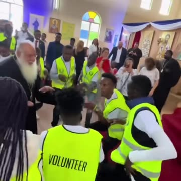 DANS inchinare la IDOLI=DRACI in "BISERICA" la Ecumenistii Eretici: Makarie, popi,femei in pantaloni