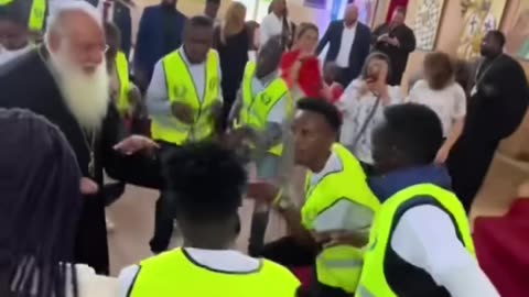 DANS inchinare la IDOLI=DRACI in "BISERICA" la Ecumenistii Eretici: Makarie, popi,femei in pantaloni