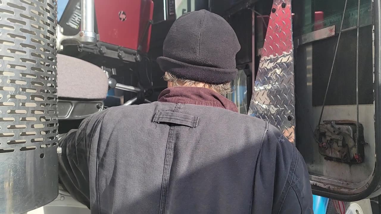 FREIGHTLINER OWNER-OPERATOR REMOVES VENT WINDOW FOR THE FIRST TIME