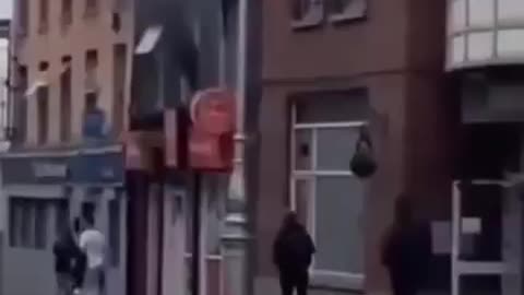 W Dublinie podczas pożaru bloku mieszkalnego jeden z lokatorów został uwięziony