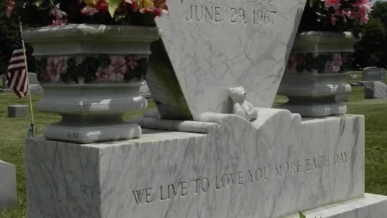 FAMOUS GRAVES - VOL. 462: JAYNE MANSFIELD