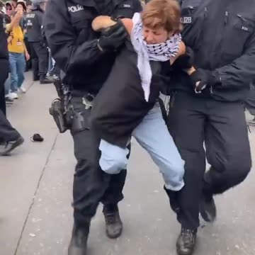 🇩🇪 La polizia tedesca ha brutalmente torto il braccio di una giovane donna e l'ha trascinata a terra
