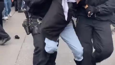 🇩🇪 La polizia tedesca ha brutalmente torto il braccio di una giovane donna e l'ha trascinata a terra