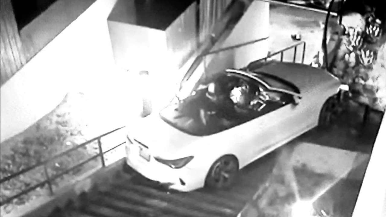 Car gets stuck in beach access stairway (California)