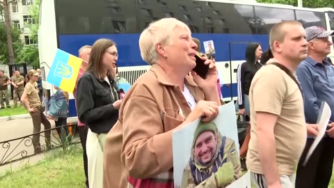 Ukrainian prisoners of war embrace loved ones after release