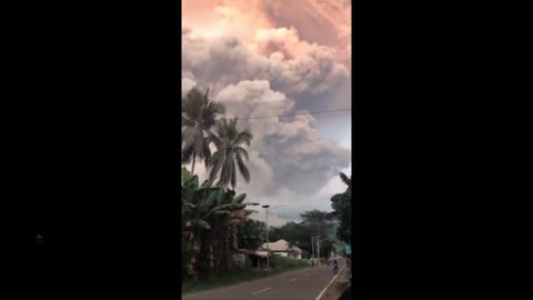 Massive eruption at Indonesia’s Mount Lewotobi Laki Laki. This is insane.