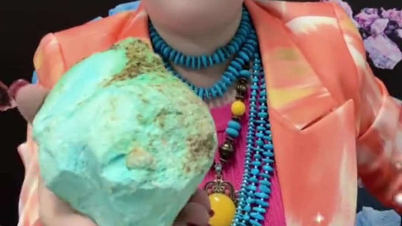 250505-11 The natural raw turquoise ore has a pure texture with few impurities.