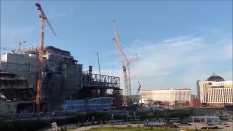 Une sphère métallique en vol stationnaire aperçue sur un chantier de construction