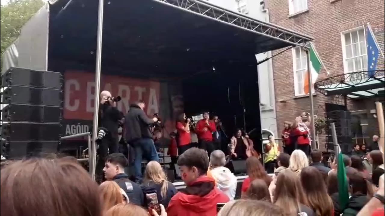 Cearta: 25,000 Strong March for Irish Language Rights in Dublin! 🇮🇪