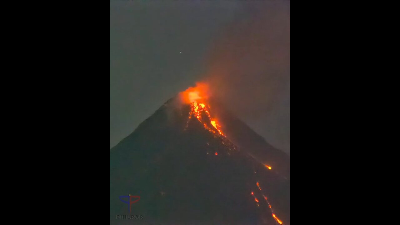 Lava on Mayon Volcano tonight