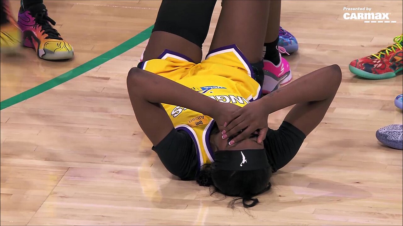 🤕 Rickea Jackson EXITS with injury after hard collision to face | WNBA LA Sparks women's basketball