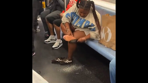 Mujer se raspa el pie y deja la suciedad en el metro de Nueva York