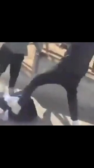 Un grupo de inmigrantes magrebíes apalea salvajemente a un adolescente en Mataró