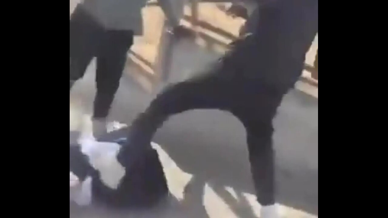 Un grupo de inmigrantes magrebíes apalea salvajemente a un adolescente en Mataró