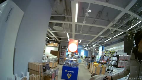 På stan, dels på Søstrene Grene och i filmen även händelse utanför Krämaren.