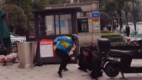 A video is going viral in China of a delivery guy fighting security guards