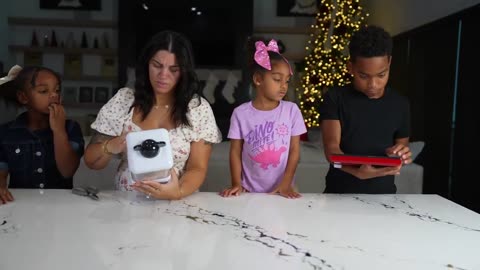 CHEAP VS EXPENSIVE CHRISTMAS PRESENTS CHALLENGE 🎁