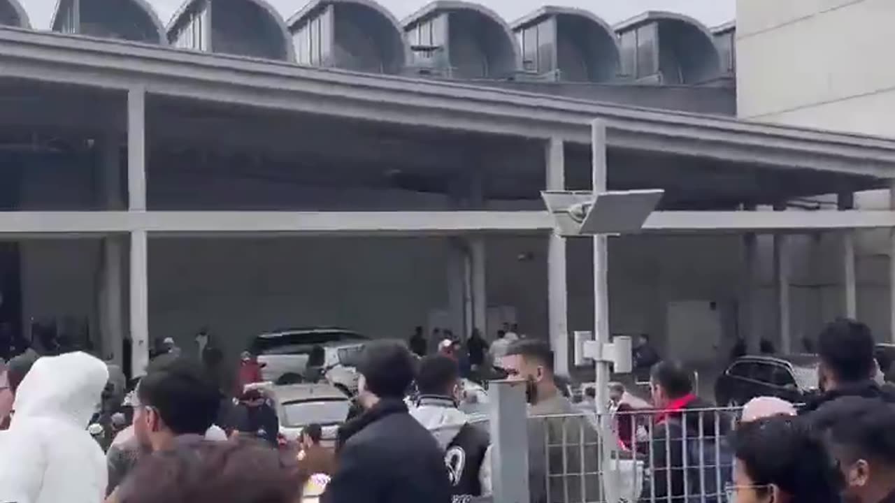 😱 🇵🇱 Islamizacja nabiera tempa. Muzułmańskie modlitwy słychać w Com Com Zone