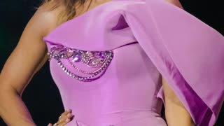 Carrie Underwood’s Nature-Filled Day: Garden Reflections and Chicken Care - WorldEye
