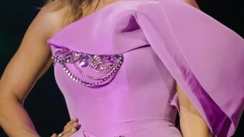 Carrie Underwood’s Nature-Filled Day: Garden Reflections and Chicken Care - WorldEye