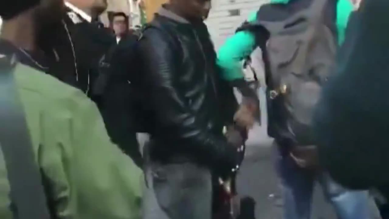 The local police in Rome carry out a check to seize the stolen goods, but are threatened