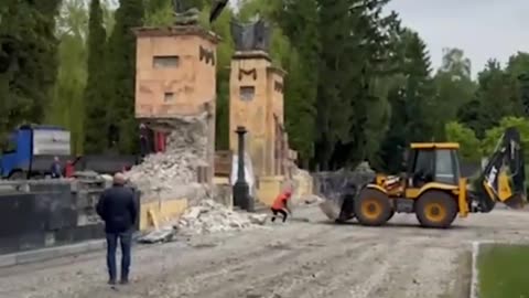 ⚒️🇺🇦 Ukraine Russia War | Lviv Tears Down Soviet-Era 'Hill of Glory' Monument | RCF
