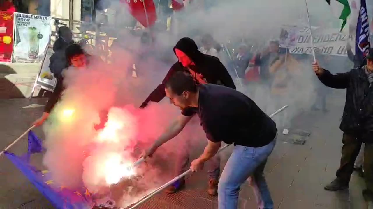 📢🇮🇹❌🇪🇺—Manifestazione a Genova: bruciata la bandiera Europea.