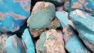 250429-13 The natural raw - ore turquoise rough material is carefully selected.