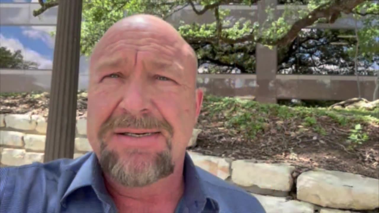 Trump is trying to stop WW3