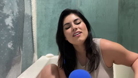 Asmr cantando en la bañera