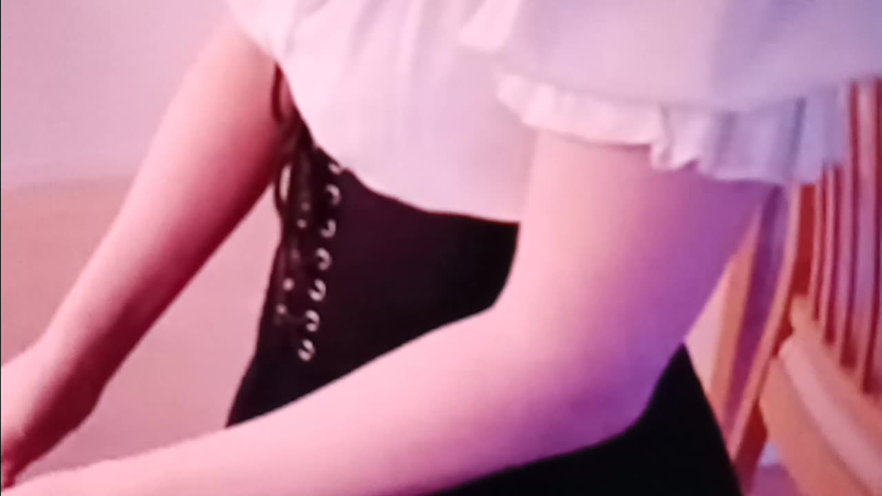 Streamer girl claps cheeks