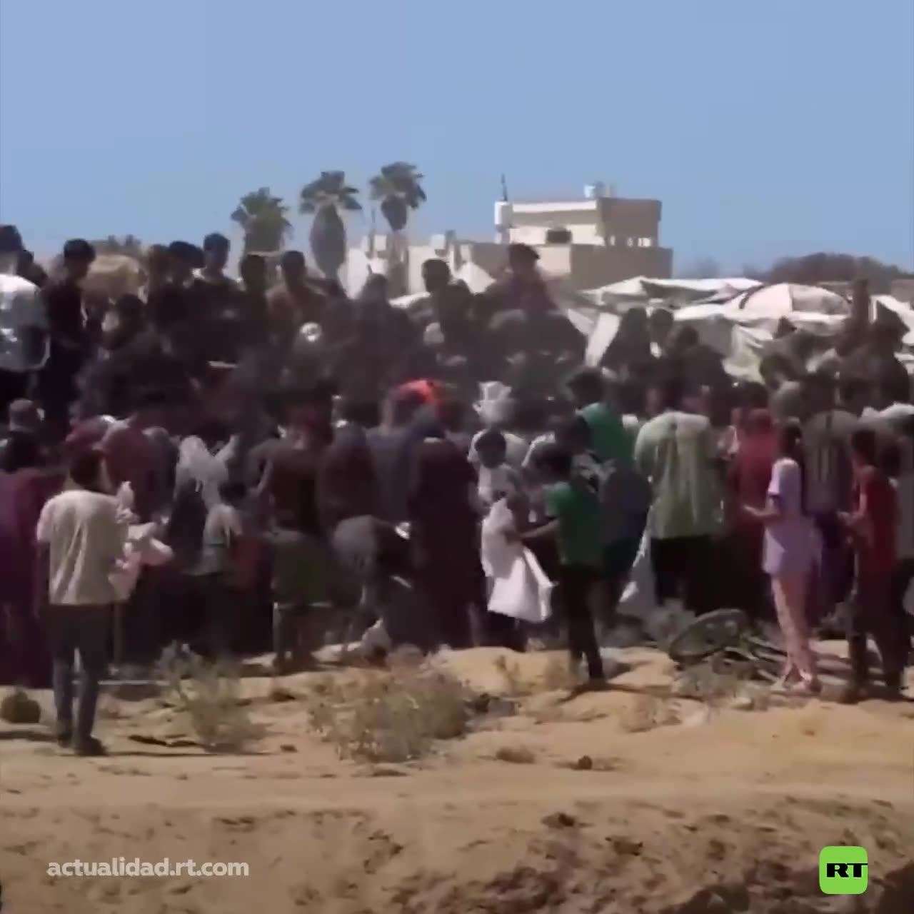 Palestinos corren hacia la ayuda aérea en Gaza