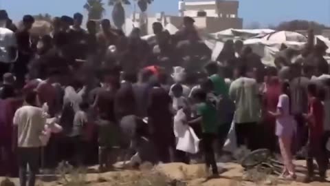 Palestinos corren hacia la ayuda aérea en Gaza