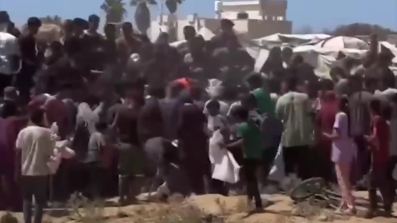 Palestinos corren hacia la ayuda aérea en Gaza