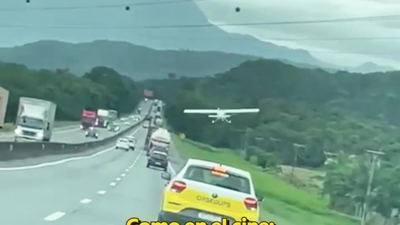 Avioneta realiza aterrizaje de emergencia en una autopista en Brasil