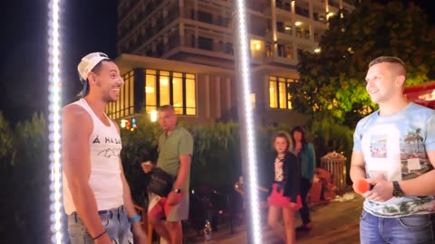 Супер ЛУД пич си татуира FK ME на челото (А на бас)