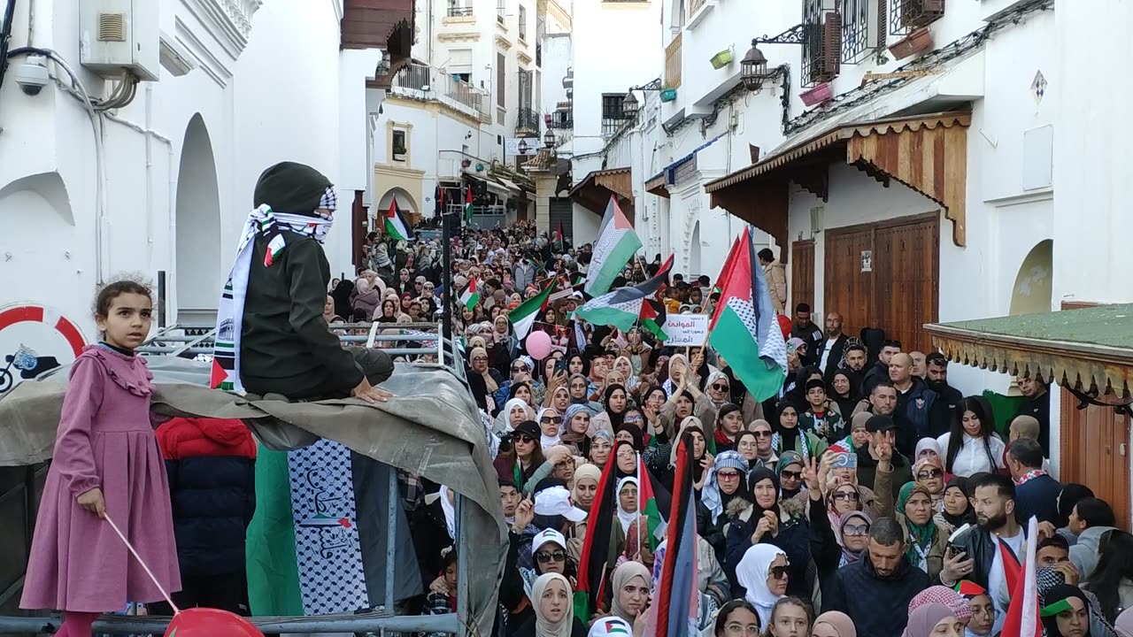 مسيرة حاشدة شعبية استنكارا لرسو سفن العدو بميناء طنجة 20 04 2025 محاصرة المسيرة بالسوق الداخل