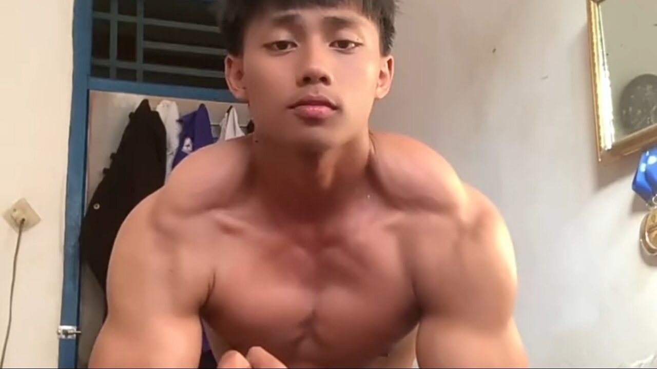 17 years old bodybuilder flexing muscles