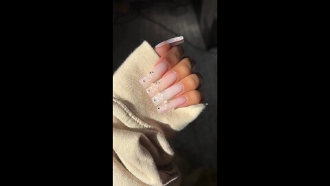 🌸 Light Pink Nails Art with Beautiful Flower Designs – Elegant & Trendy Look!