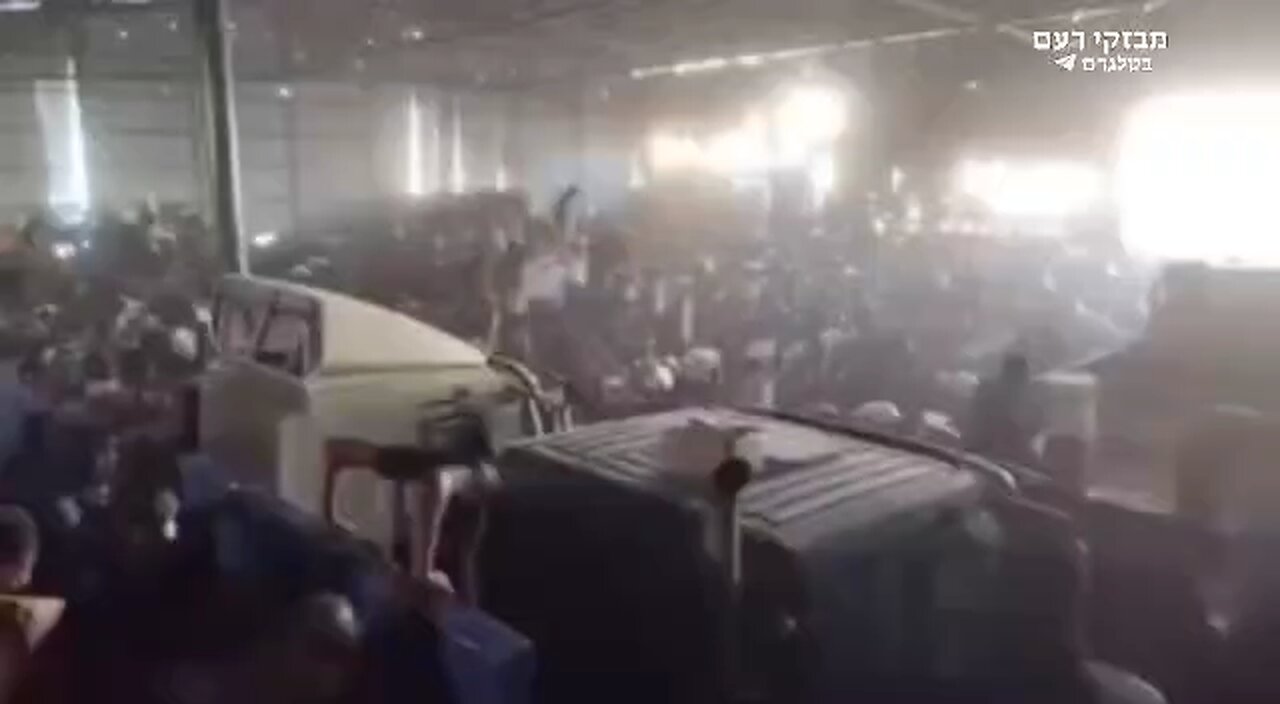 Gazans looting the flour storage of Hamas.