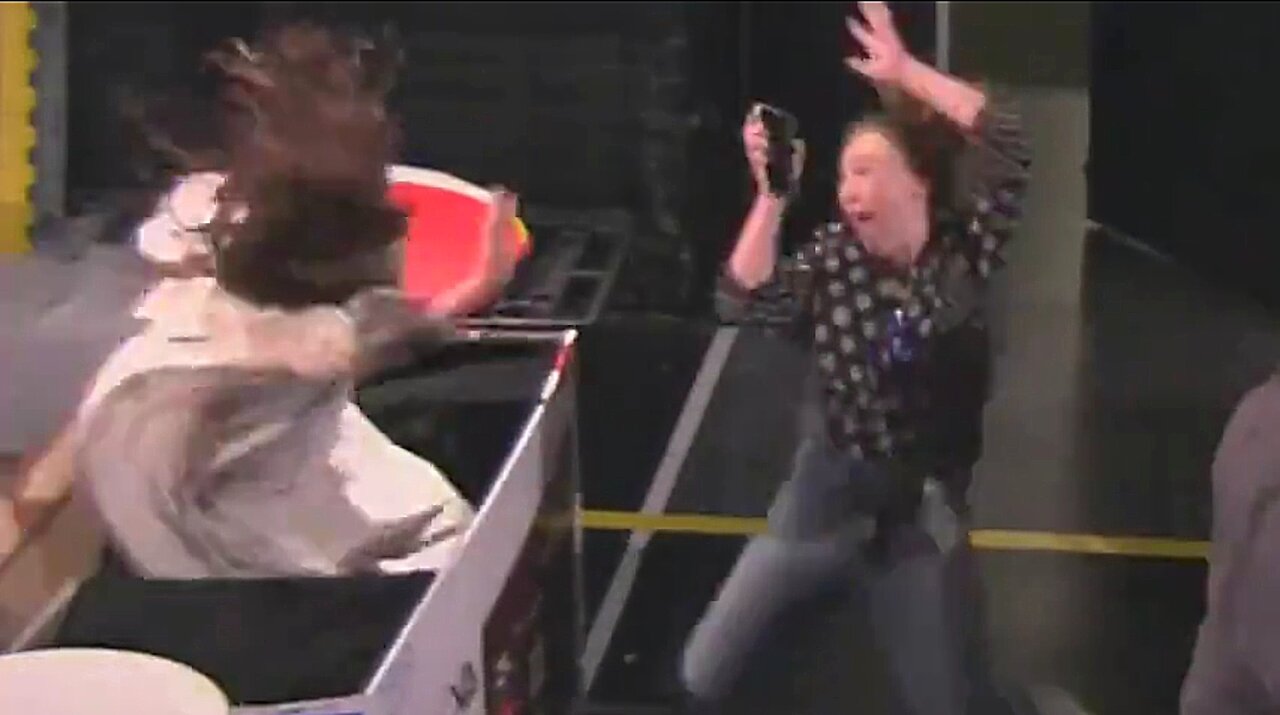 HILARIOUS SCARE PRANKS 😂