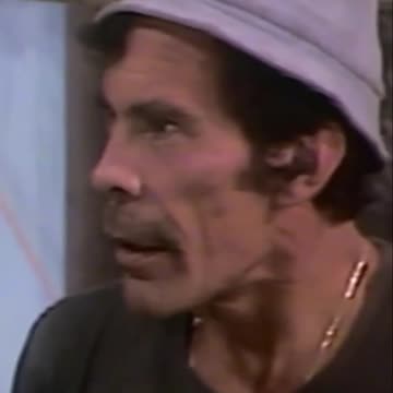 Don Ramón se viste con la ropa de Quico #ElChavodel8 #Chavoland #DonRamón #Quico.mp4