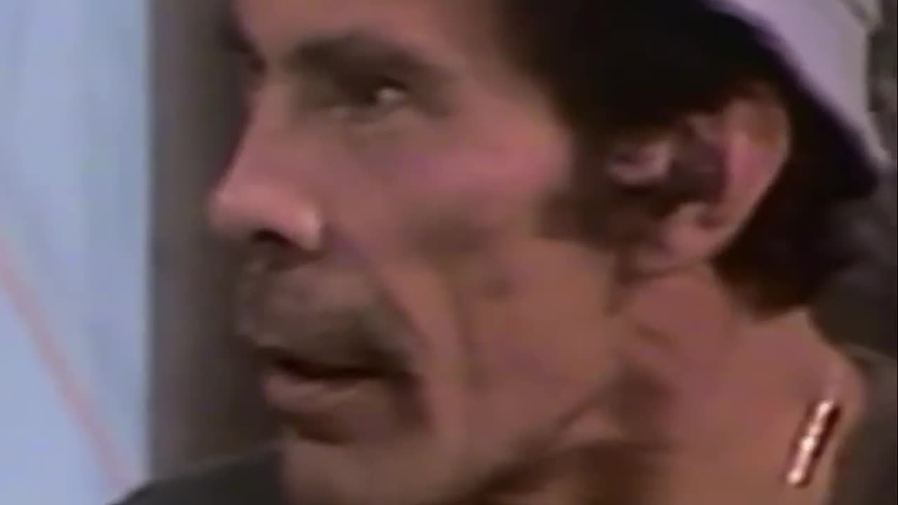 Don Ramón se viste con la ropa de Quico #ElChavodel8 #Chavoland #DonRamón #Quico.mp4