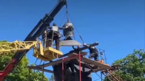 Monumento a Pedro el Grande es desmantelado en Ucrania