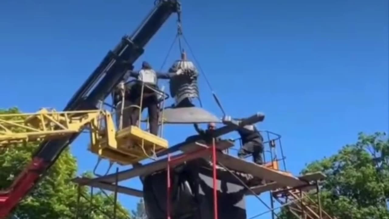 Monumento a Pedro el Grande es desmantelado en Ucrania