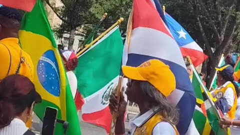 "NUEVAYoL" con Bad Bunny con images de la ciudad de Nueva York.