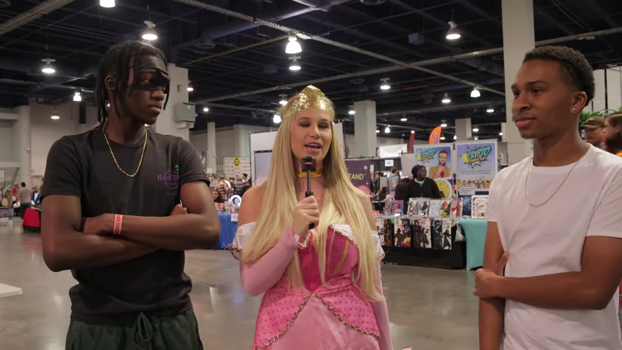 STELLA INTERVIEWS STRANGERS AT COMIC CON PT2 🎉